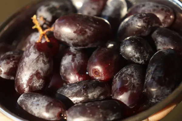 Cam kavanozdaki siyah üzümler