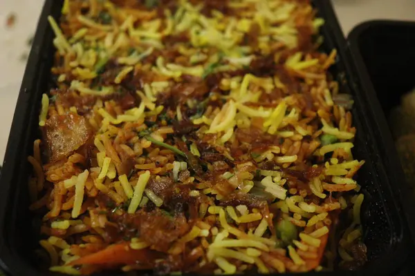 Tabakta lezzetli Türk yemeği var.