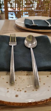 Bıçak ve çatal tabakta