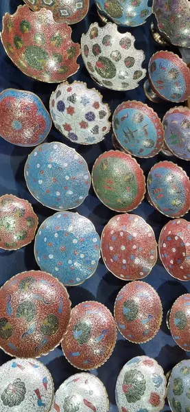 Renkli Türk seramik tabakları