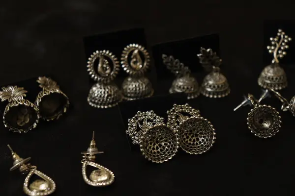 Siyah arka planda küpe ve aksesuarlar..