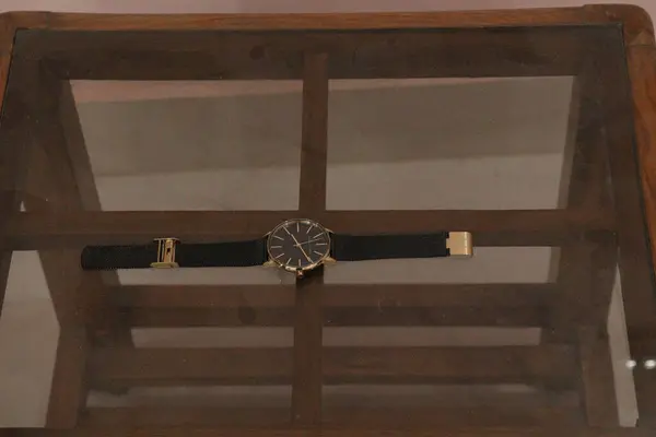 Pencerede eski ahşap sandık