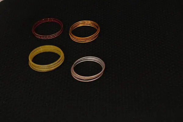 Beyaz arkaplanda farklı renkte halkalar