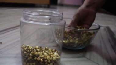 Kapalı - bir kavanoz kahve çekirdeği.