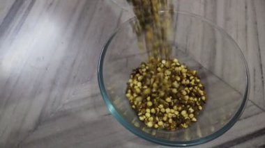 Bir bardak bira ve tahta bir arka planda kaşık.