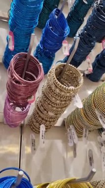 Mağazada bir sürü renkli boncuk var.