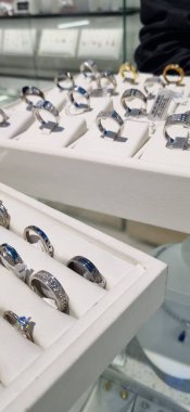 Bir mağazada mücevher ve aksesuarlar