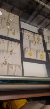 Mücevher dolu mücevher kutusu.