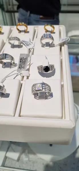 Alyanslar ahşap masada.