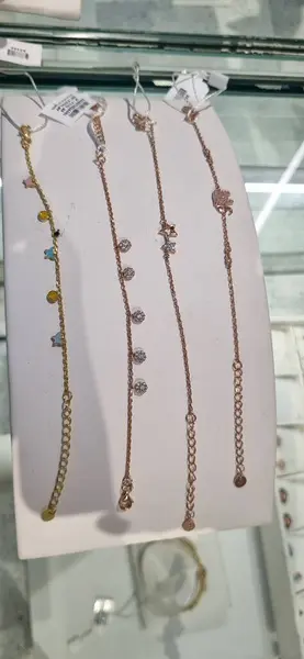 Beyaz arka planda mücevherler