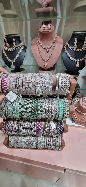 Satılık mücevher ve aksesuarlar