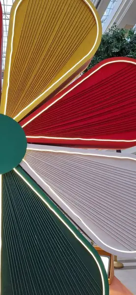 Modern bir binanın içinde.