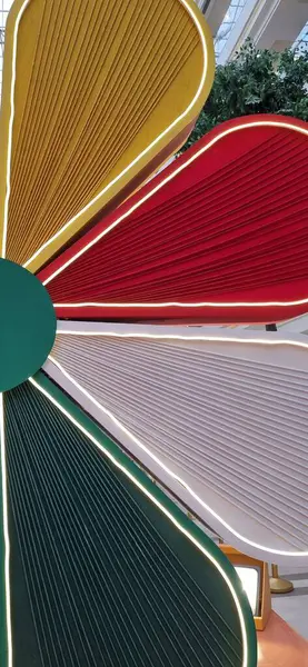 Geniş pencereli modern iç mekan