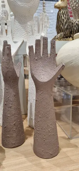 Beyaz arkaplanda el yapımı seramik çömlek