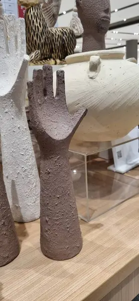 yakın - bir fincan kahve ile ahşap bir masa