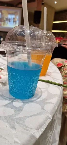 Bir bardak suyla bir bardak suyu kapat.