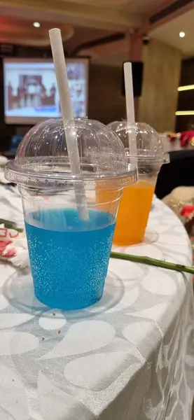 Beyaz arka planda bir bardak suyla bir fincan çay.