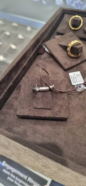 Bir mücevher ve aksesuarların yakın plan fotoğrafı.