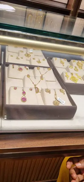 Mücevher kutusu ve bir bardak su.