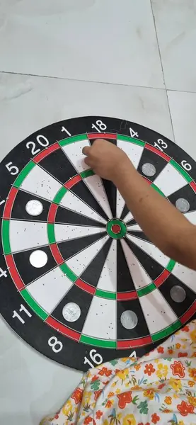 Bilardo oynayan Asyalı kadın