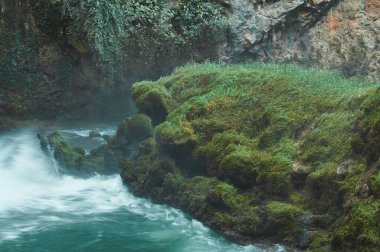 Zaragoza 'daki Piedra Şelalesi Manastırı: yemyeşil, popüler turizm beldesi ile çevrili doğal vaha