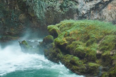Zaragoza 'daki Piedra Şelalesi Manastırı: yemyeşil, popüler turizm beldesi ile çevrili doğal vaha