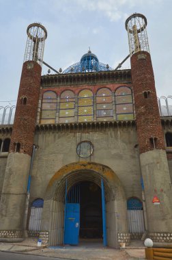 Mejorada del Campo, İspanya - 3 Aralık 2012: Justo Gallego 'nun katedralinin cephesi, karmaşık kemerler, renkli fayanslar ve yükselen kulelerin yer aldığı çarpıcı bir eklektik mimari gösterisidir..