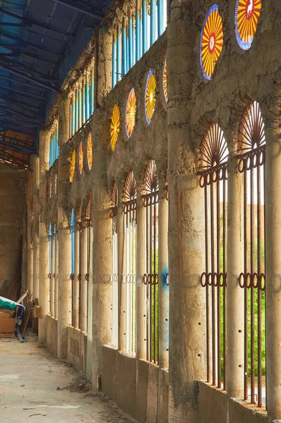 Mejorada del Campo, İspanya - 3 Aralık 2012: Justo Gallego Katedrali. Katedral pencereleri aydınlanır, görkemli bir manzara ortaya çıkar