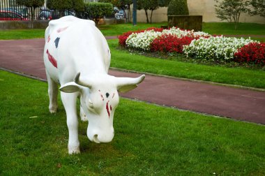 06-09-2012 Bilbao, İspanya - Palacio de Ibaigane Avlusunda Bir İnek, Atletizm Kulübü Bilbao 'nun Evi