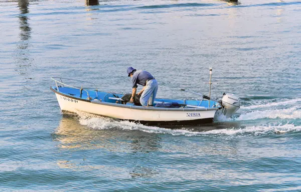 05-09-2012 Santoa, İspanya - Santona 'da Küçük bir Teknede Yüzen Balıkçı