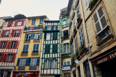 20-10-2012 Bayonne, Fransa - canlı mimari renkli dar evlere sahip bir Bayonne meydanına cazibe katıyor