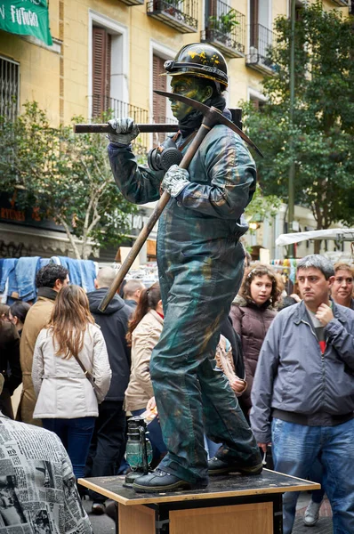 18-11-2012 Madrid, İspanya - Madrid sokaklarında eğlenen madenci kostümlü büyüleyici pandomim sanatçısı