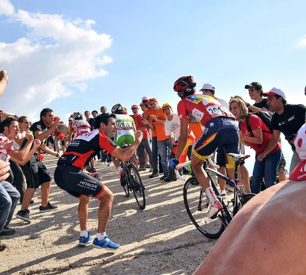 08-09-2012 Madrid, İspanya - La Vuelta Espaa 'nın heyecan verici bir sahnesi Navacerrada' daki ikonik Bola del Mundo 'da Contador, Valverde y Purito' nun baş kahramanıyla başlıyor.