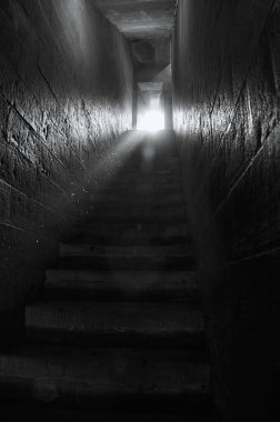 Antik, dar, dik merdivenler güneş ışığının ışıltısında güneşlenerek büyüleyici bir sahne yaratıyor.