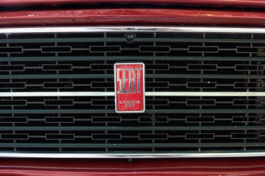 25-05-2013 Brihuega, İspanya - Klasik bir arabanın ön ızgarasında sembolik SEAT ambleminin yer aldığı nostaljik bir çekim