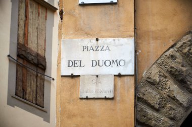 06-11-2023 Florence, İtalya - Piazza Del Duomo adında zarif bir mermer plaket