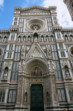 06-11-2023 Florence, İtalya - Rönesans mimarisinin bir başyapıtı olan Floransa Katedrali 'nin büyük girişinin ön görüntüsü