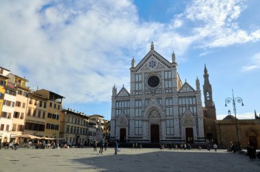 07-11-2013 Floransa, İtalya - Floransa 'daki Santa Croce Kilisesi' nin ikonik cephesini çevreleyen canlı meydan hayatı