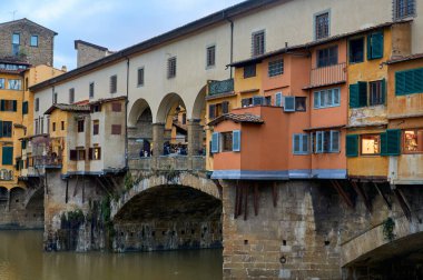 07-11-2013 Floransa, İtalya - Floransa 'nın Ponte Vecchio' sunun ikonik manzarası, tarih ve cazibeyle süslenmiş bir köprü