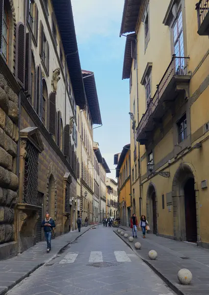 06-11-2013 Floransa, İtalya - Yayalar Floransa 'da etkileyici cephelerle süslenmiş büyüleyici caddelerde yürüyorlar