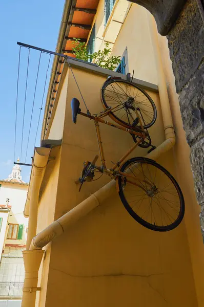 07-11-2013 Florence, İtalya - İç depolama alanını optimize etmek için askıya alınmış bir bisikleti gösteren akıllı bir balkon görüntüsü