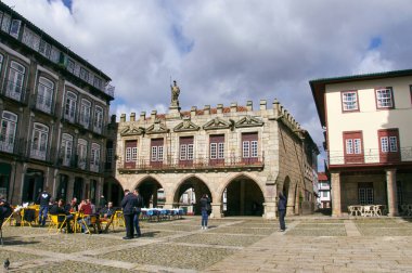 18-02-2014 Guimaraes, Portekiz - Guimares Kalesi mavi gökyüzü ve yemyeşil gökyüzünün ortasında parlak bir güneşin altında parlıyor