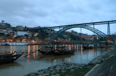 19-02-2015 Porto, Portekiz - Porto 'nun Douro Nehri kıyısındaki silueti, geceleri Vila Nova de Gaia' dan izlenen yelkenli teknelerle