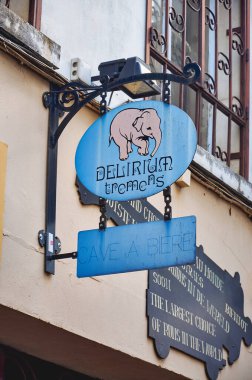 28-10-2014 Brüksel, Belçika - Brüksel 'deki kendine özgü pembe filinin yer aldığı ünlü Delirium Bar tabelası