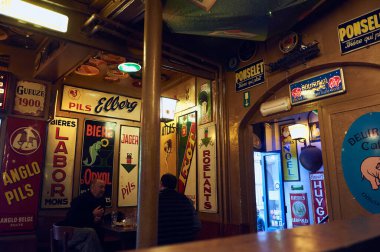 28-10-2014 Brüksel, Belçika - Delirium Bar 'ın içi bira markalı posterlerle süslenerek Brüksel' de şaşırtıcı bir atmosfer yarattı