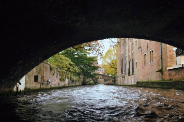 30-10-2014 Brüksel, Belçika - Bruges kanalında bir köprünün altında, uzaktaki başka bir köprüyü ele geçiriyor