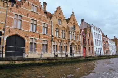 30-10-2014 Brüksel, Belçika - Picturesque Bruges binaları Belçika 'da büyüleyici bir kanal oluşturdu