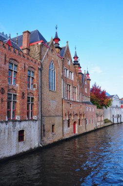 30-10-2014 Brüksel, Belçika - Geleneksel binalar Bruges 'de büyüleyici bir manzara yaratan pitoresk bir kanal çiziyor