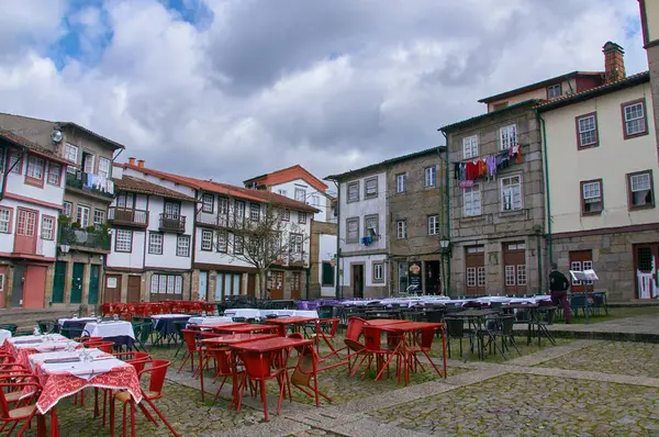 18-02-2014 Guimaraes, Portekiz - Guimares Kalesi mavi gökyüzü ve yemyeşil gökyüzünün ortasında parlak bir güneşin altında parlıyor