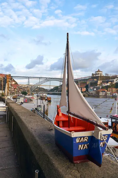 19-02-2014 Porto, Portekiz - köprü manzaralı nehir kenarında küçük bir yelkenli modeli.